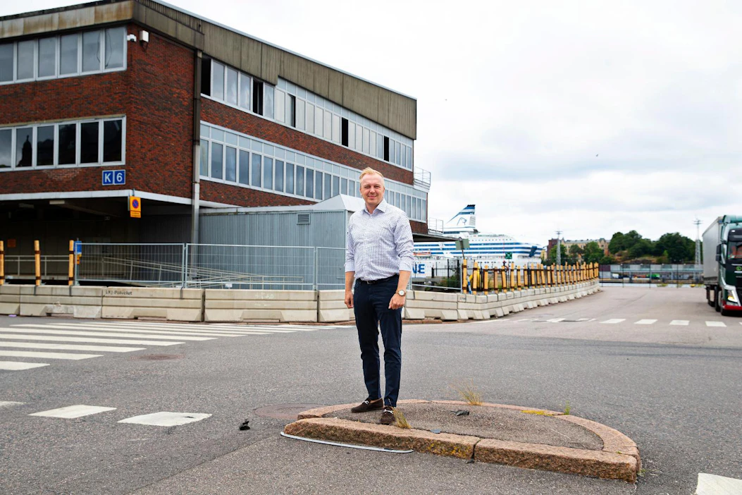 Stora Enson uusi pääkonttori nousee Helsingin Katajanokan rantaan lähelle Kauppatoria. Kehityspäällikkö Antto Kauhasen mukaan toimistolle on yhä tarvetta, vaikka etätyö on lisääntynyt tuntuvasti koronan aikana.