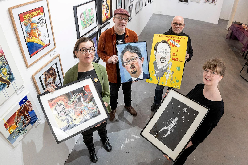 Satu Cozens, Teppo Järvi, Juha Sihto ja Elina Rajala esittelevät karikatyyrejään THL:n Mika Salmisesta. Salminen on Suomen karikatyristien ja pilapiirtäjien killan Skarppien vuoden Karikatyyppi, joka on nähtävillä killan vuosinäyttelyssä Tampereella.