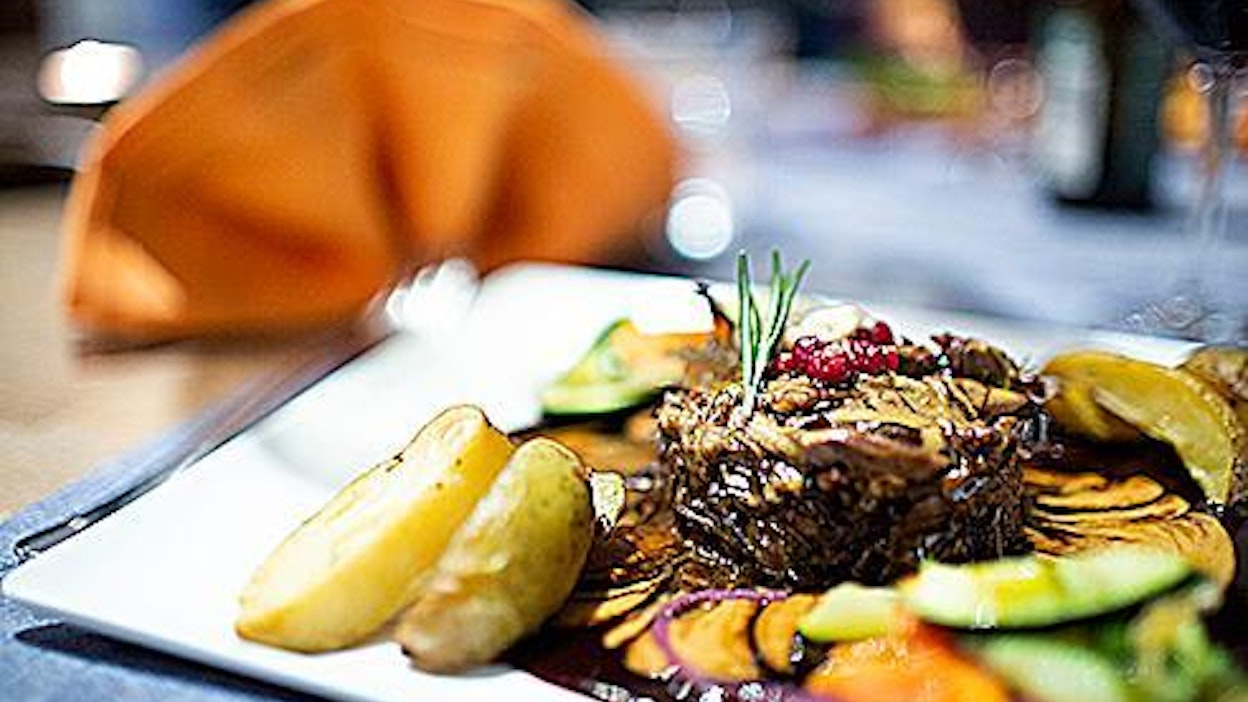 Ravintola Deatnun nyhtöhirvi oli suussasulavan hyvää.