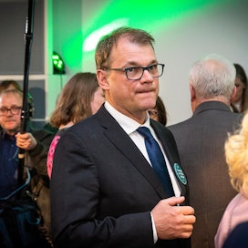 Esi­tyk­sen epä­luot­ta­muk­ses­ta pääministeri Antti Rin­net­tä koh­taan teki Juha Si­pi­län mu­kaan kes­kus­tan puo­lu­e­joh­to ja asi­as­ta pää­tet­tiin yk­si­mie­li­ses­ti edus­kun­ta­ryh­mäs­sä.
