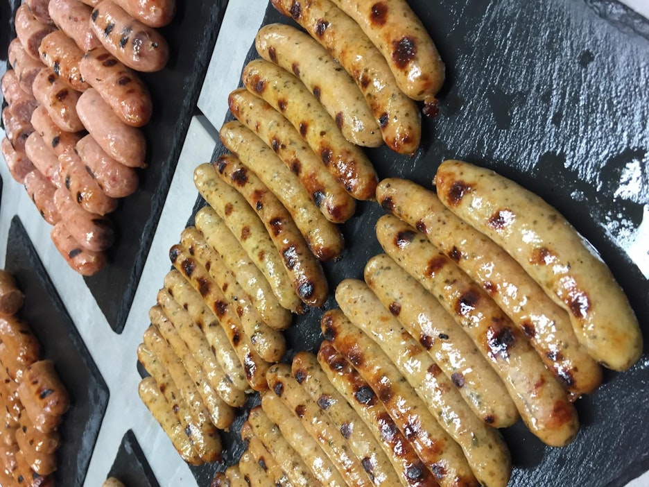 Kevään ja kesän grillikaudelle on tarjolla lukuisia makkarauutuksia.