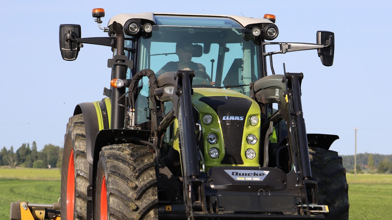 Arion 400 -sarjan traktoreiden lisävarustelista on runsas ja tarjolla olevaa kolmea varustetasoa voidaan räätälöidä asiakkaan tarpeiden mukaan. Koneviesti kokeili mallisarjan suurinta Arion 470 -traktoria viljatilan töissä kesällä ja syksyllä 2022.