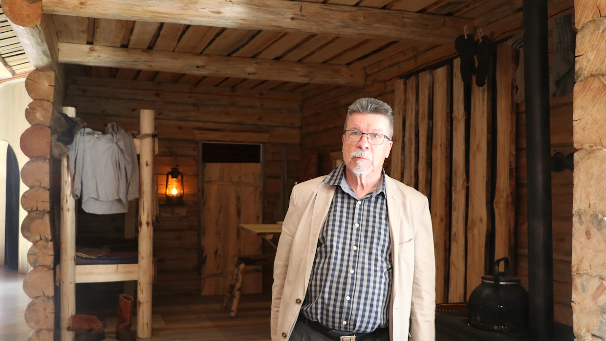 Luston sujuva uudistaminen on sitoutuneen henkilökunnan sekä aktiivisen hallituksen ansiota. Hallituksen rooli on ollut tärkeä muun muassa varojen keruussa useilta eri tahoilta, kertoo Suomen metsämuseosäätiön hallituksen puheenjohtaja Jorma Saarimaa. Taustalla museon savottakämppä.