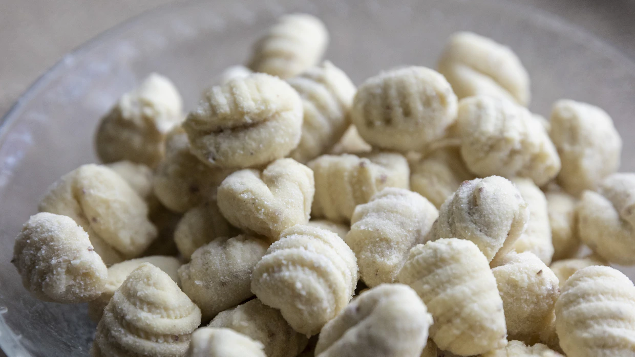 Gnocchi on alun perin italialaiseen keittiöön kuuluva myky. Gnocchi-mykyjä valmistetaan jauhoista tai perunasta tehdystä taikinasta. Mykyjen sekaan voi olla leivottuna juustoa, lihaa tai mausteita.