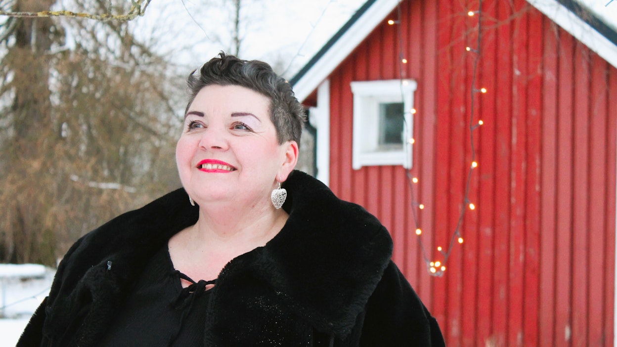 Viimeisin aivoinfarkti pakotti omatoimisen Riikka Mäkisen omaksumaan autettavana olemisen roolin.