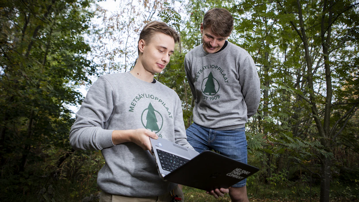 Toivo Jokinen ja Albert Häme opiskelevat metsätieteitä Helsingin yliopistossa. Metsäalan opintoja on tarjolla monipuolisesti useissa eri oppilaitoksissa.