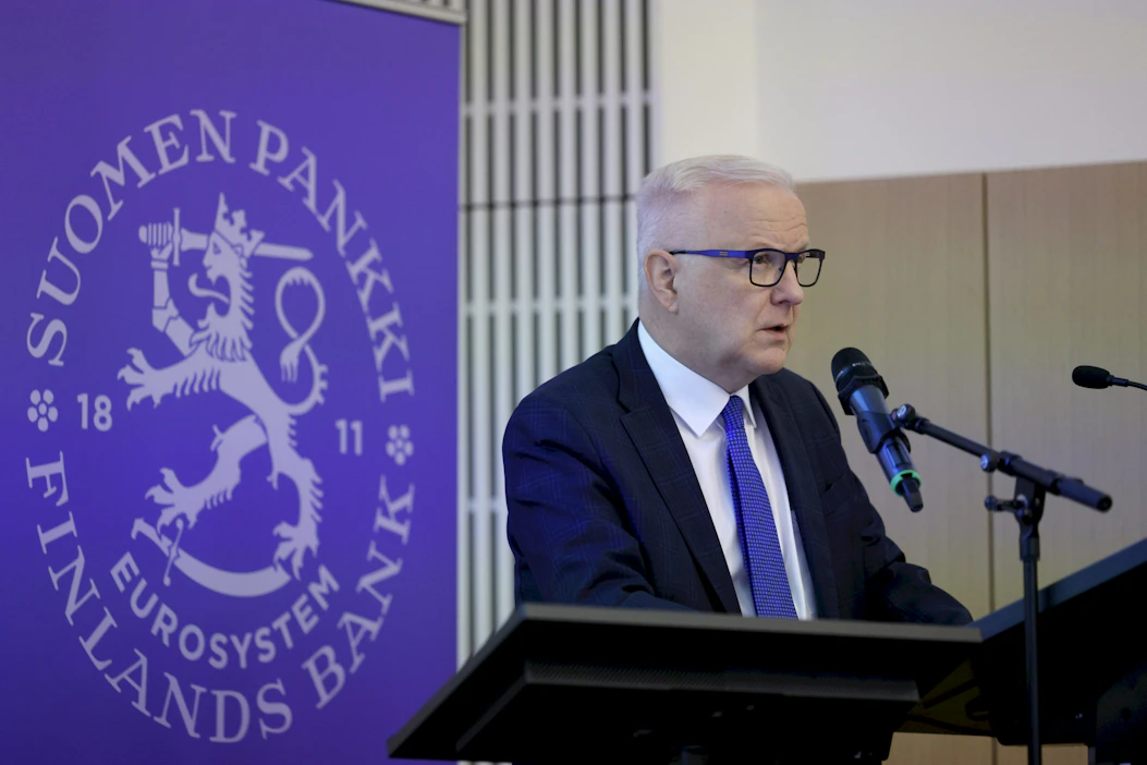 Suomen Pankki on laatinut vaihtoehtoiset skenaariot kansainvälisen toimintaympäristön kehitykselle. Suotuisassa skenaariossa tullit laskisivat ja kauppapoliittinen epävarmuus hälvenisi nopeasti.Suomen Pankin pääjohtaja Olli Rehn pitää suotuisampaa skenaariota kuitenkin epätodennäköisenä. LEHTIKUVA / Seppo Samuli.