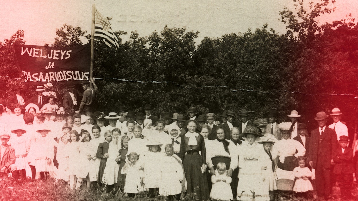 Amerikansuomalaisia houkuteltiin Neuvostoliittoon rakentamaan uutta Karjalaa. Noin seitsemäntuhatta lähti, ja etenkin moni mies kohtasi vainoissa loppunsa.