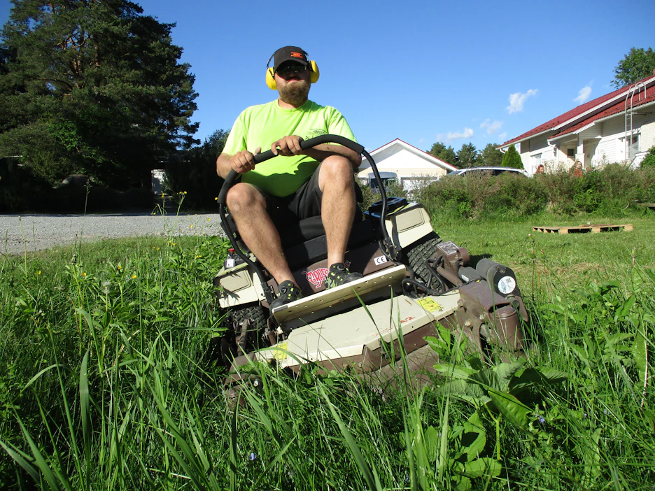 Grasshopper 526V -ruohonleikkurille kertyi käyttökauden aikana 170 työtuntia. Leveän leikkurin painopiste matalalla, jolloin leikkaaminen onnistuu kaltevassakin rinteessä.