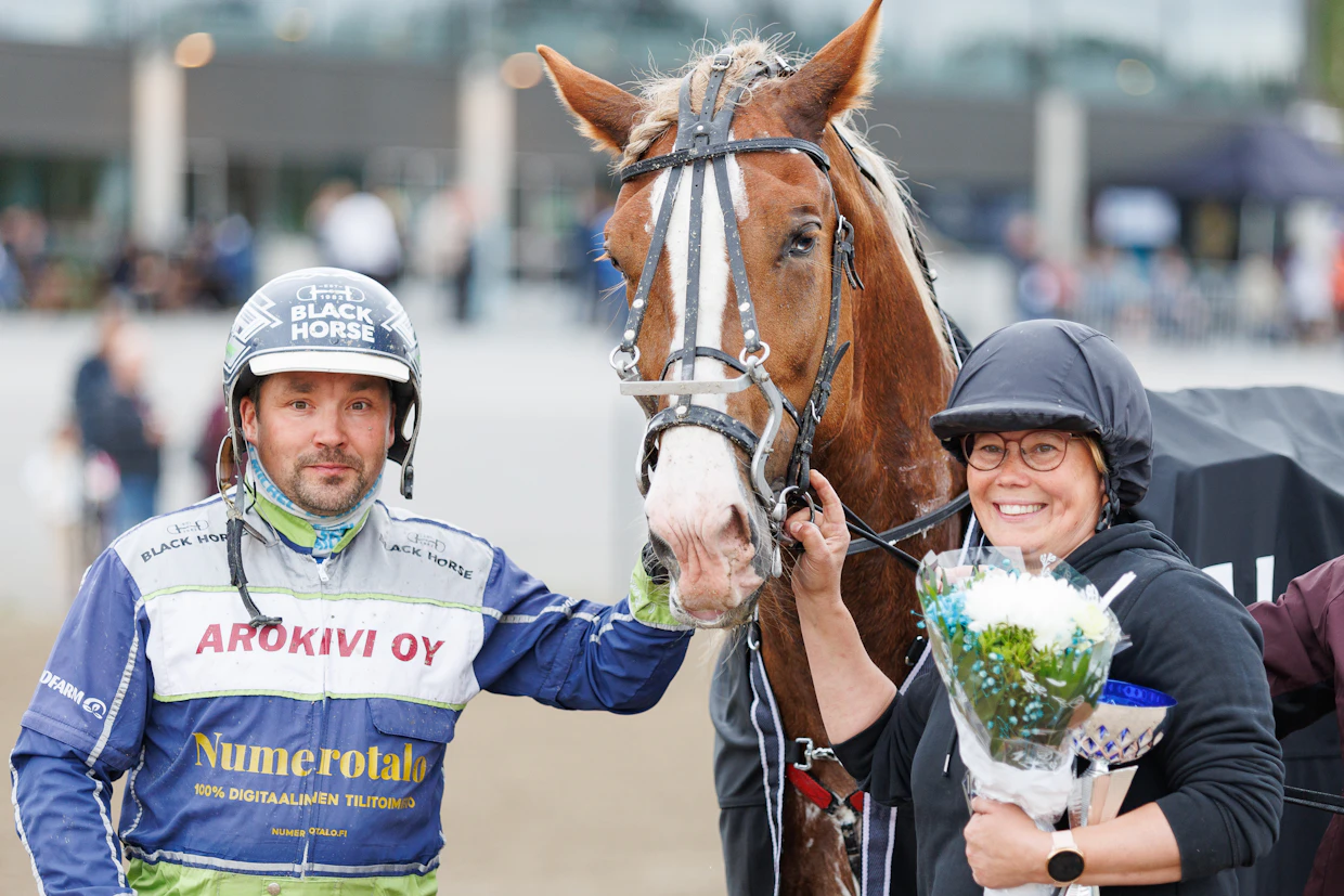 Rapsodi voittajaringissä kahden vuoden takaisissa Killerin derbyraveissa. Kuvassa ohjastaja Jani Ruotsalainen sekä kasvattaja, omistaja ja valmentaja Mari Rautiainen.