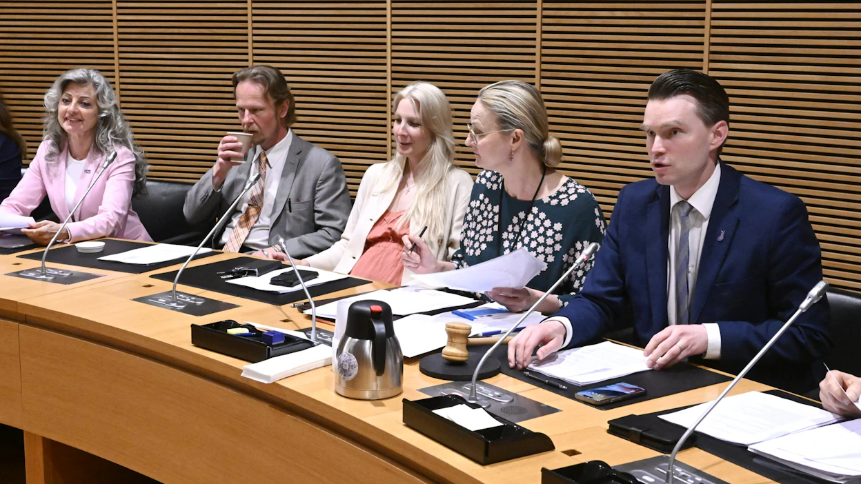 Eduskunnan suuri valiokunta hyväksyi alkoholilain muutosta koskevan mietinnön äänin 14–11. Valiokunnan puheenjohtaja on Heikki Autto (oik.). LEHTIKUVA / Heikki Saukkomaa.