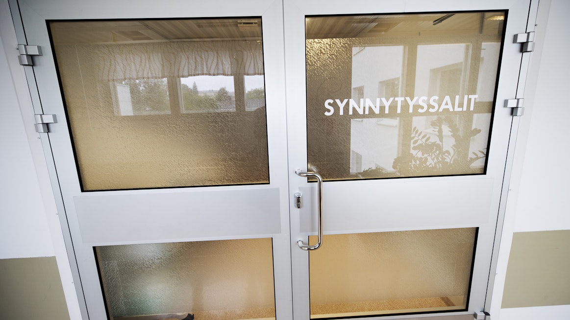 Kemissä sijaitsee Suomen pienin synnytysosasto. Mehiläisen Länsi-Pohjan keskussairaalan synnytysosasto sai poikkeusluvan jatkaa toimintaa kesäkuun 2023 loppuun asti.