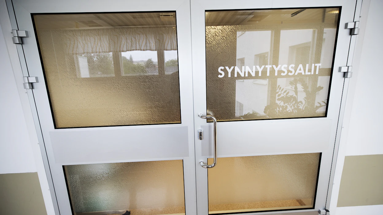 Kemissä sijaitsee Suomen pienin synnytysosasto. Mehiläisen Länsi-Pohjan keskussairaalan synnytysosasto sai poikkeusluvan jatkaa toimintaa kesäkuun 2023 loppuun asti.