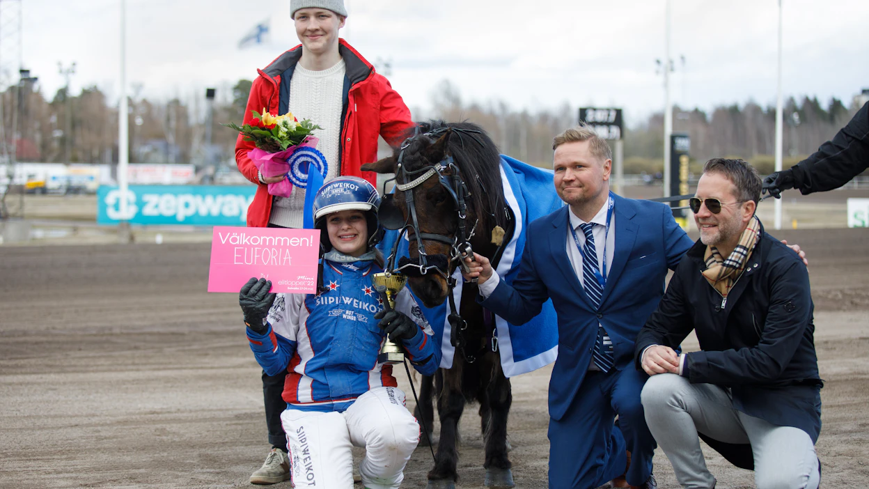 Anders Malmrot, oikealla, tulee toukokuun ensimmäisenä viikonloppuna taas Vermoon jakamaan entistäkin enemmän kutsuja Elitloppet-viikonlopulle. Kuvassa paikan saivat toissa vuonna Euforia ja Ilona Rekilä. Kuvassa mukana myös Tuukka Varis ja Heikki Häyhä.