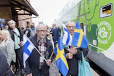 Lauri Ojanen oik. ja Kari Vallo olivat vastaanottamassa ensimmäistä junaa Haaparannan asemalla. Kaksikko on käyttänyt samaista rataa aiemminkin ennen Ruotsiin lähtöään. 