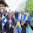 Lauri Ojanen oik. ja Kari Vallo olivat vastaanottamassa ensimmäistä junaa Haaparannan asemalla. Kaksikko on käyttänyt samaista rataa aiemminkin ennen Ruotsiin lähtöään.