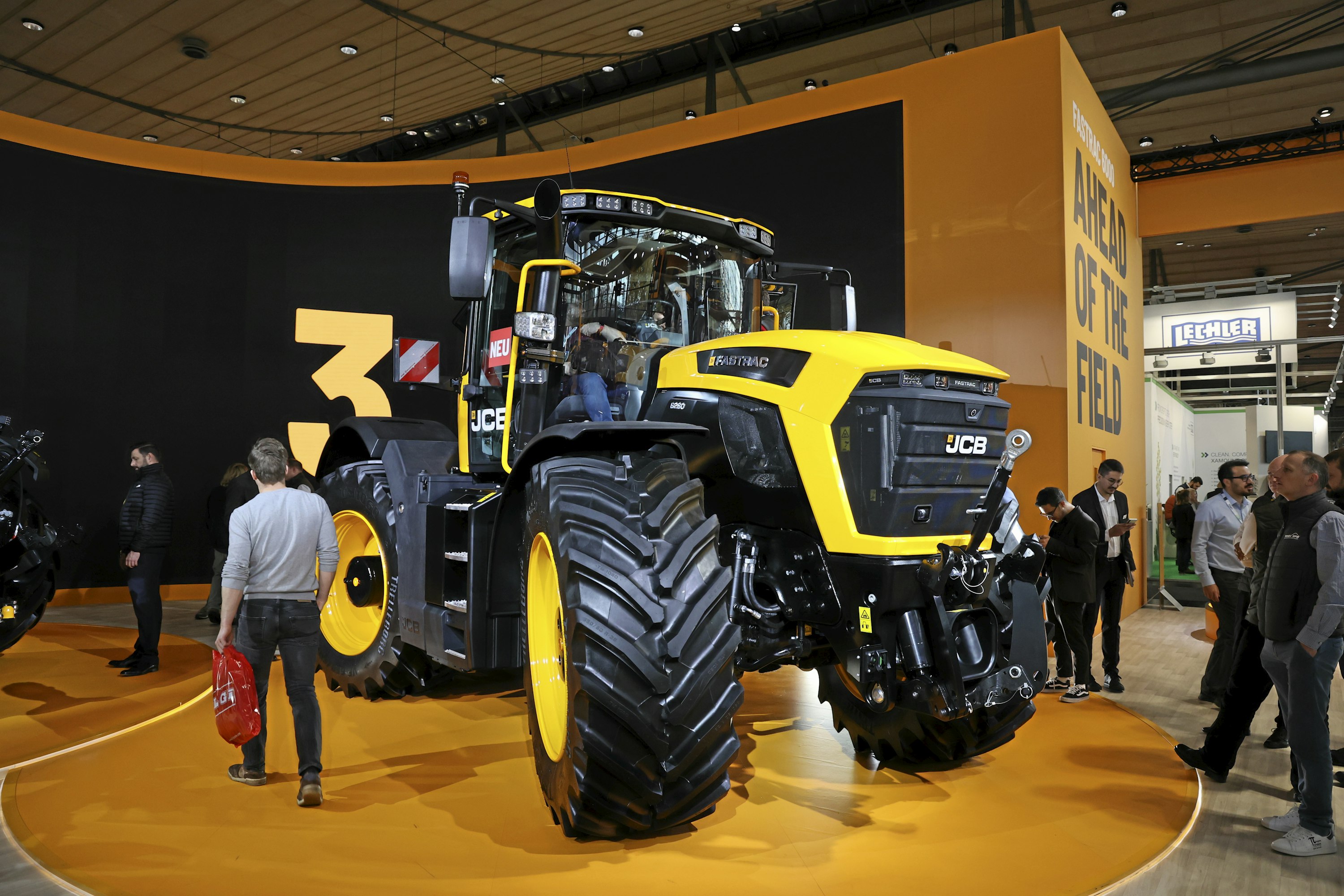 Tractor of the Year 2026 Sustainable Toty -palkinnon voitti JCB:n uusi Fastrac 6300. 4000- ja 8000-sarjojen väliin sijoittuva 6000-sarja on kokonaan uutta suunnittelua. 6260- ja 6300-mallien mallimerkinnän kolme viimeistä numeroa kertovat traktoreiden maksimitehon ilman lisätehoa. Lisätehoin lukemat ovat 284 ja 335 hevosvoimaa. Moottorina FPT ja vaihteistona ZF. Huippunopeus on 60 km/h.