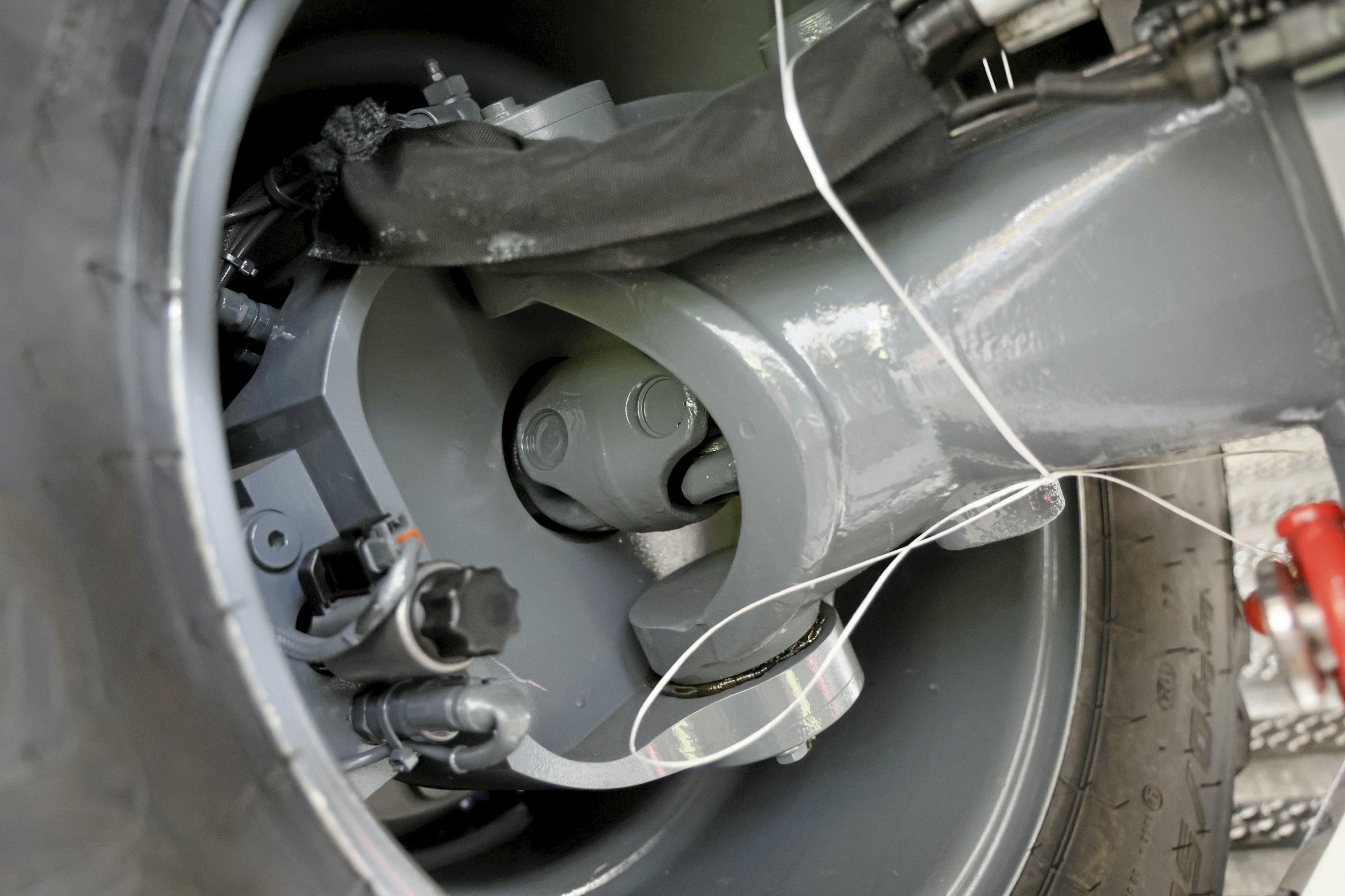 Saksalaisen Müller Engineeringin suunnittelema Line Traction -nelivetojärjestelmä palkittiin näyttelyn kultamitalilla. Järjestelmässä ei tarvita tasauspyörästöjä jakovaihteistossa tai akseleissa, sillä nopeuden tasaus hoidetaan jokaisessa pyörässä olevalla mekanismilla. Järjestelmä voi myös ohjata tarvittaessa 100 % moottorin vääntömomentista yhdelle pyörälle. Yksinkertaisilla komponenteilla toteutetun järjestelmän tuotantokustannukset vastaavat perinteisillä tasauspyörästöillä varustettujen akselistojen hintaa.