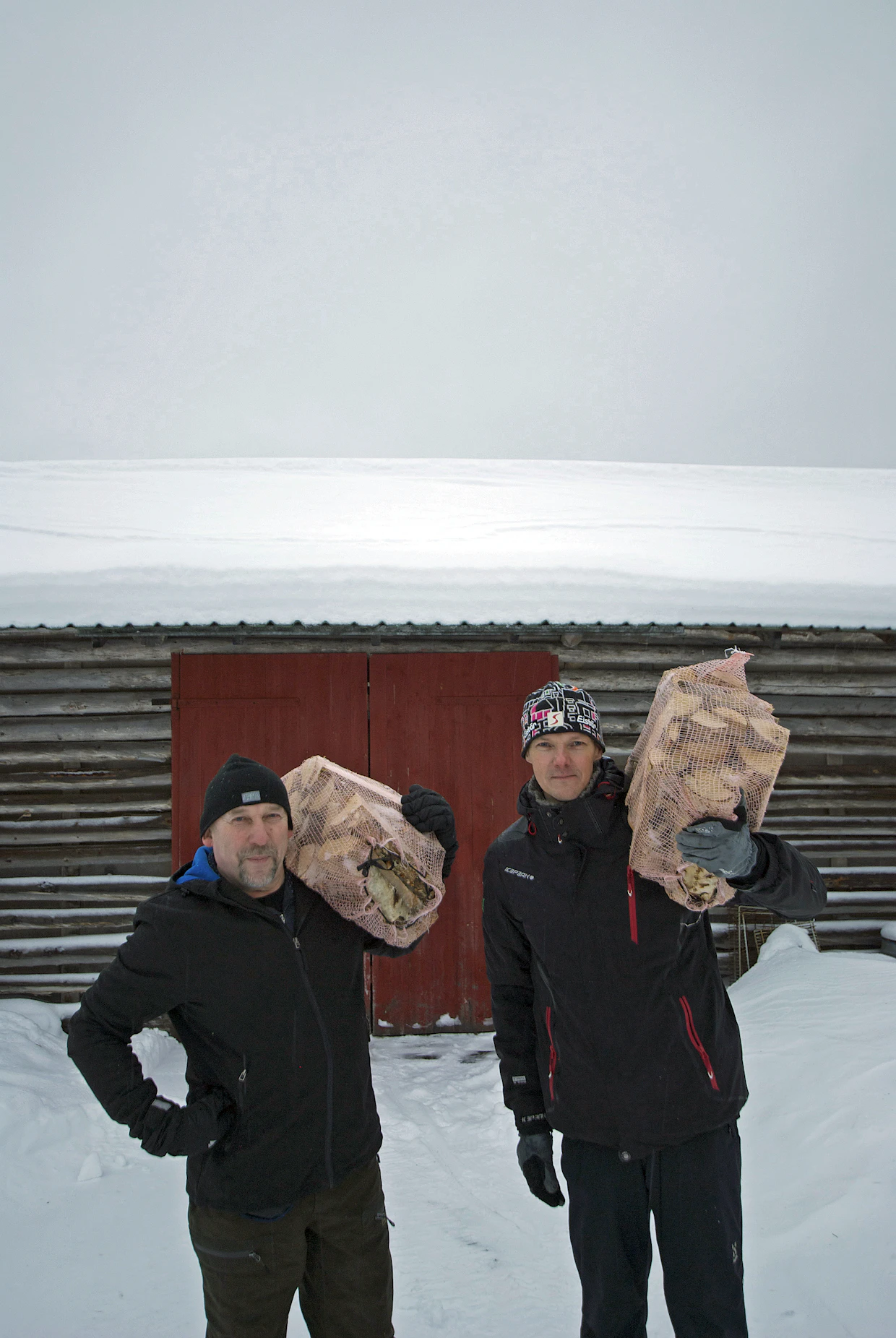 Miehet jalostavat koivua klapeiksi, jolloin sen arvo moninkertaistuu kuitupuun hintaan verrattuna.