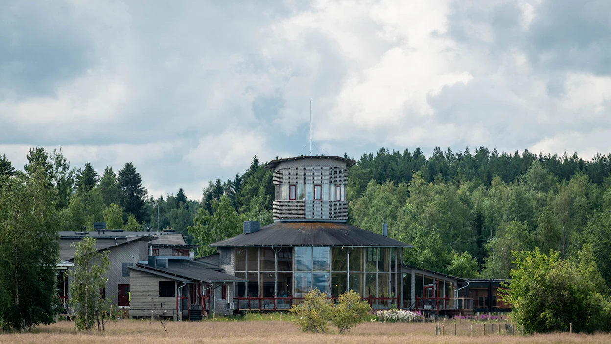Liminganlahden luontokeskus Pohjois-Pohjanmaalla on suosittu kohde erityisesti lintujen tarkkailuun.