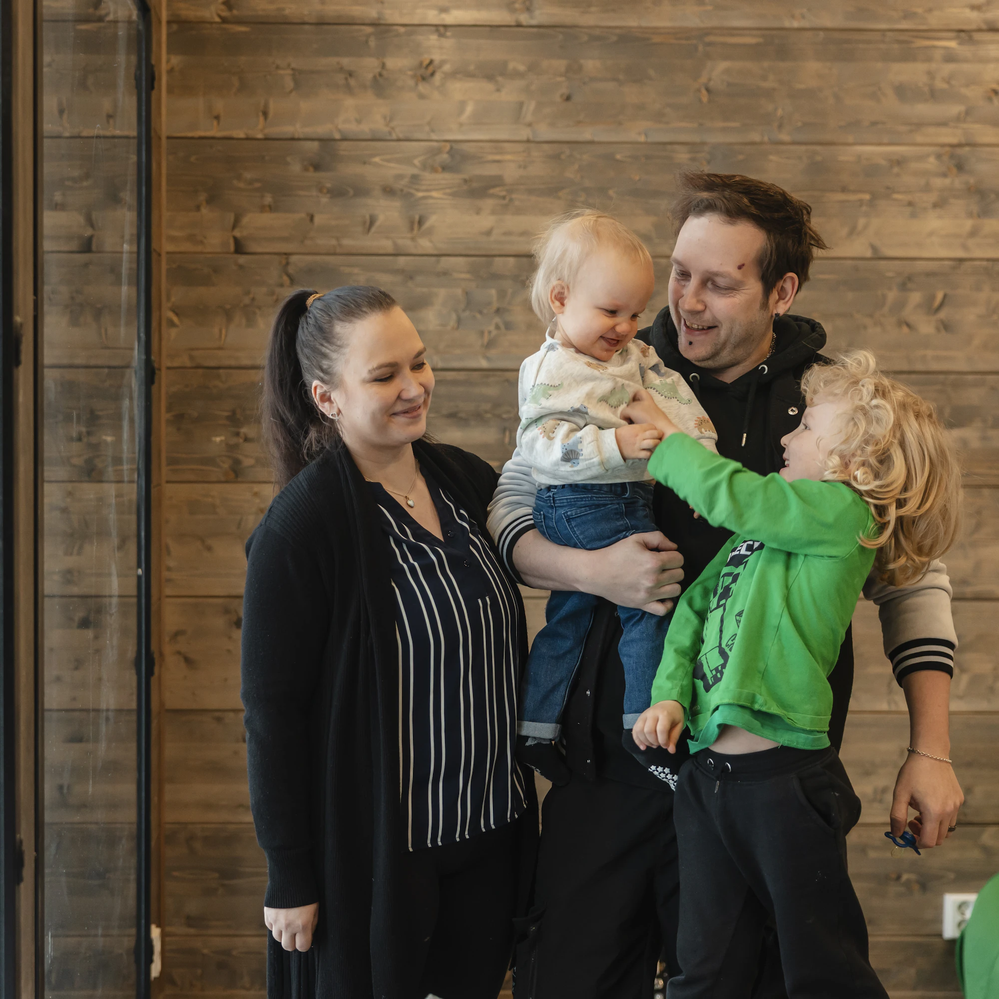 Tuomas Keskinen rakennutti Eveliina-vaimonsa kanssa Lappajärvelle hirsitalon rantatontille. Yksivuotias Xander ja viisivuotias Sebastian tuovat uusperheeseen vilinää.