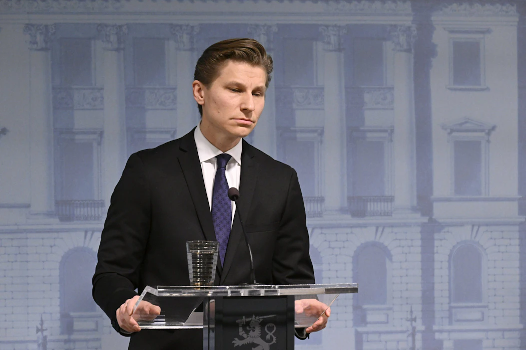 Suomen puolesta puolustusyhteistyösopimuksen allekirjoittajana on puolustusministeri Antti Häkkänen (kok.), Yhdysvaltojen puolesta ulkoministeri Antony Blinken.