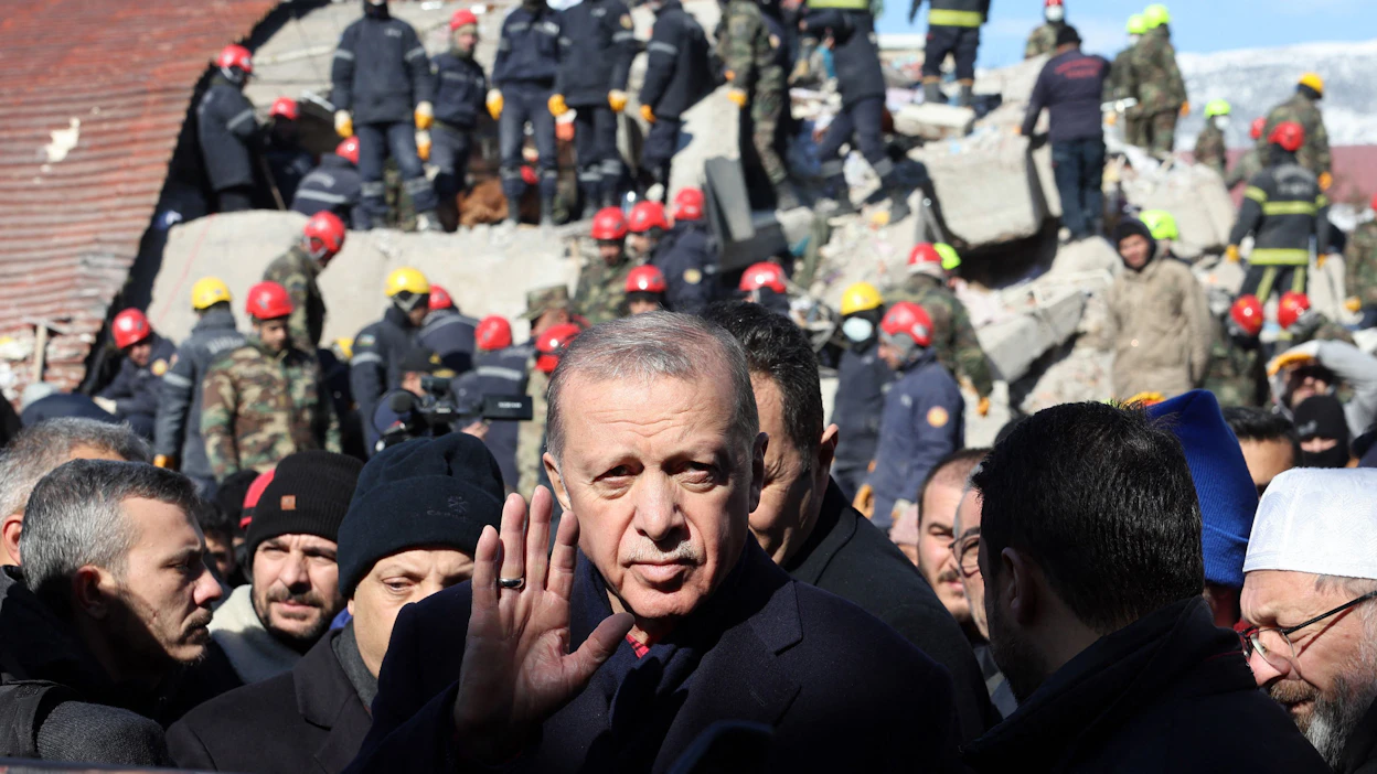Turkin opposition mielestä presidentti Recep Tayyip Erdoğan kantaa ison vastuun maan eteläosaa ravistelleen maanjäristyksen tuhoisista seurauksista. Erdogan vieraili tuhoalueella kaksi päivää järistyksen jälkeen.