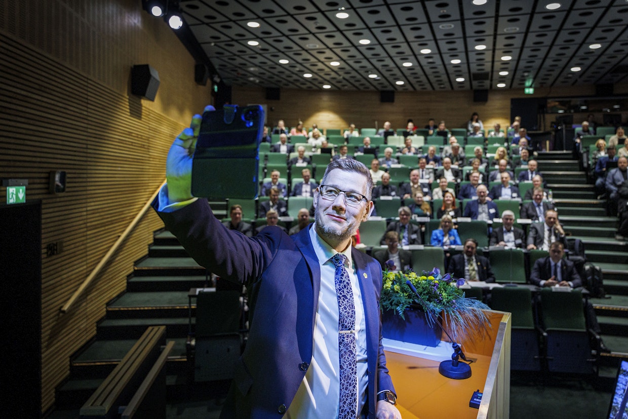 Eerikki Viljanen kehotti MTK:n valtuuskunnan jäseniä tekemään viestinnässä ryhtiliikkeen. Hän näytti esimerkkiä ottamalla kuvan kokouksesta someen.