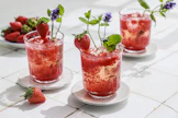 Jäisellä mansikkahileellä raikastettu viini on mainio helledrinkki. Alkoholittoman version saat vaihtamalla viinin makukivennäisveteen.