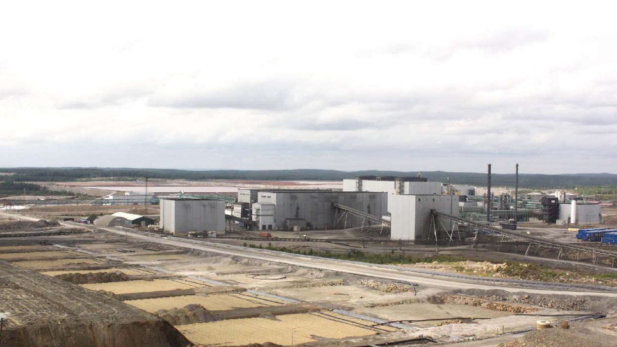 Talvivaaran kaivosalue on 60 neliökilometrin laajuinen. Kuvassa etualalla osa primääriliuotuskasoista, vieressä rakeistuslaitos, kaksi hienomurskaamoa ja seulomo. Metallitehdas saostusreaktoreineen toimii takana näkyvässä korkeassa rakennuksessa. Takana häämöttävät surullisenkuuluisat kipsisakka-altaat.