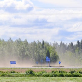 Lukijamme Matti Hietalan kuvassa kuivat pellot pölisevät tuulessa Lohtajalla. Kuva on otettu tiistaina.