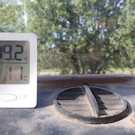 Pihalla seisoneen traktorin kopissa lämpötila vaihteli kuuman päivän aikana 45 ja 52 asteen välillä. Ovet avaamalla lämpötila laski noin 40 asteeseen. Aurinko ei suoraan paistanut mittariin.