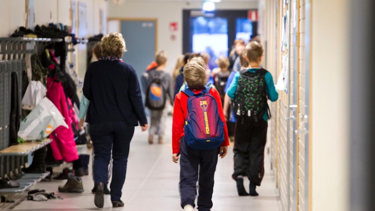 Yksinäinen koululainen voi huonosti ja hänen koulumenestyksensä kärsii.