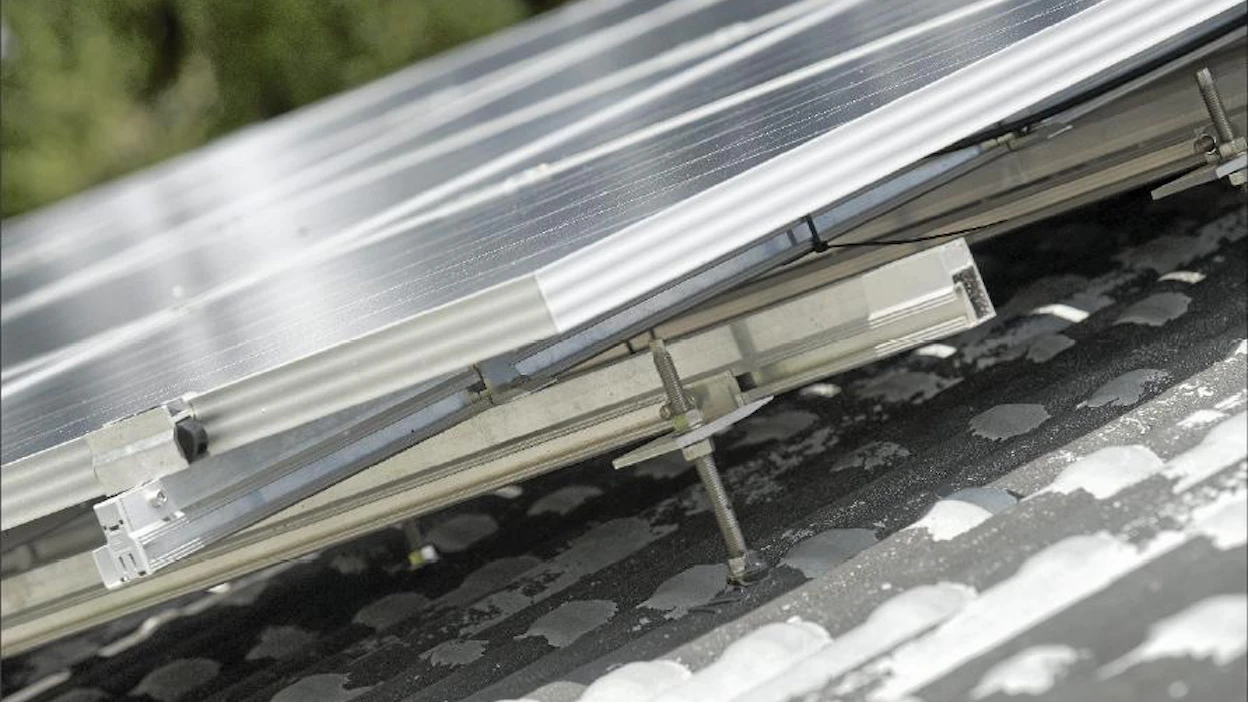 Aurinkopaneeleilla säteilyn määrästä voidaan muuttaa noin 15 prosenttia sähköksi ja aurinkokeräimillä 25–35 prosenttia lämmöksi, kertoo energia-alan asiantuntijayritys Motiva. Ari Nakari