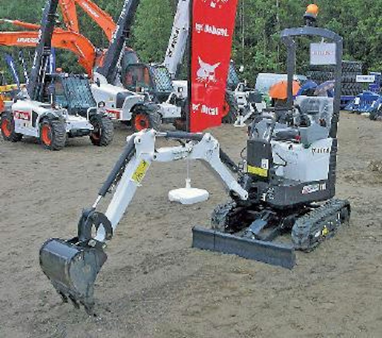 Bobcatin pienin minikaivukonemalli on uusi E10. Paino on 1170 kiloa ja suurin kaivusyvyys 182 senttiä. Koneessa on esiohjatut hallintakahvat. Alavaunun leveys on 71 senttiä ja sitä pystytään levittämään hydraulisesti. Moottorina on 7,4-kilowattinen Kubota. (IS)