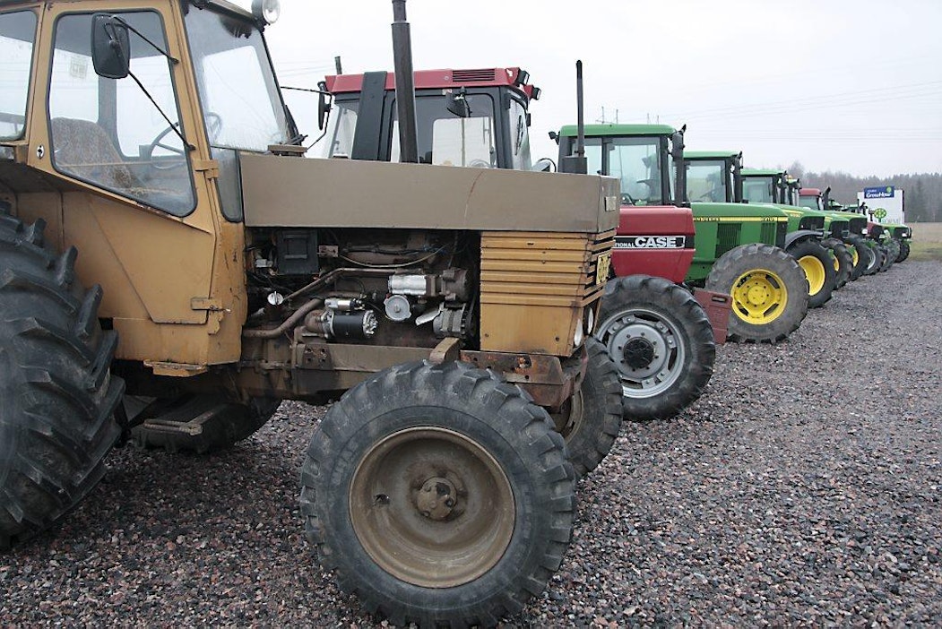 Maatalouskoneita, traktoreita Virkkalan agrimarketin pihalla konekauppa