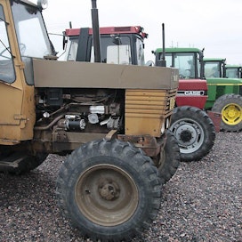 Maatalouskoneita, traktoreita Virkkalan agrimarketin pihalla konekauppa