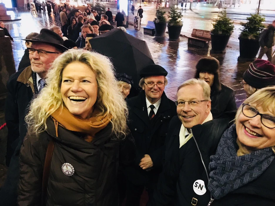 Iiris Björnberg (vas.) sekä Ilkka ja Terttu Pohjolainen olivat varanneet ensimmäiset jonotuspaikat Vanhalle ylioppilastalolle Sauli Niinistön vaalivalvojaisiin.