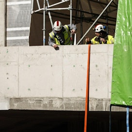 Kauppakeskus Triplan rakennustyömaalla Helsingin Pasilassa paiskittiin töitä viime viikolla. LEHTIKUVA / RONI REKOMAA