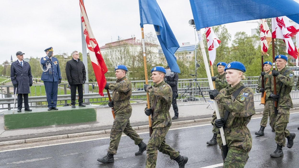 Paraatin otti vastaan Ilmavoimien komentaja, kenraalimajuri Pasi Jokinen.