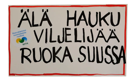 MTK:n toimistolla maalattiin kylttejä traktorimarssia varten torstaina.