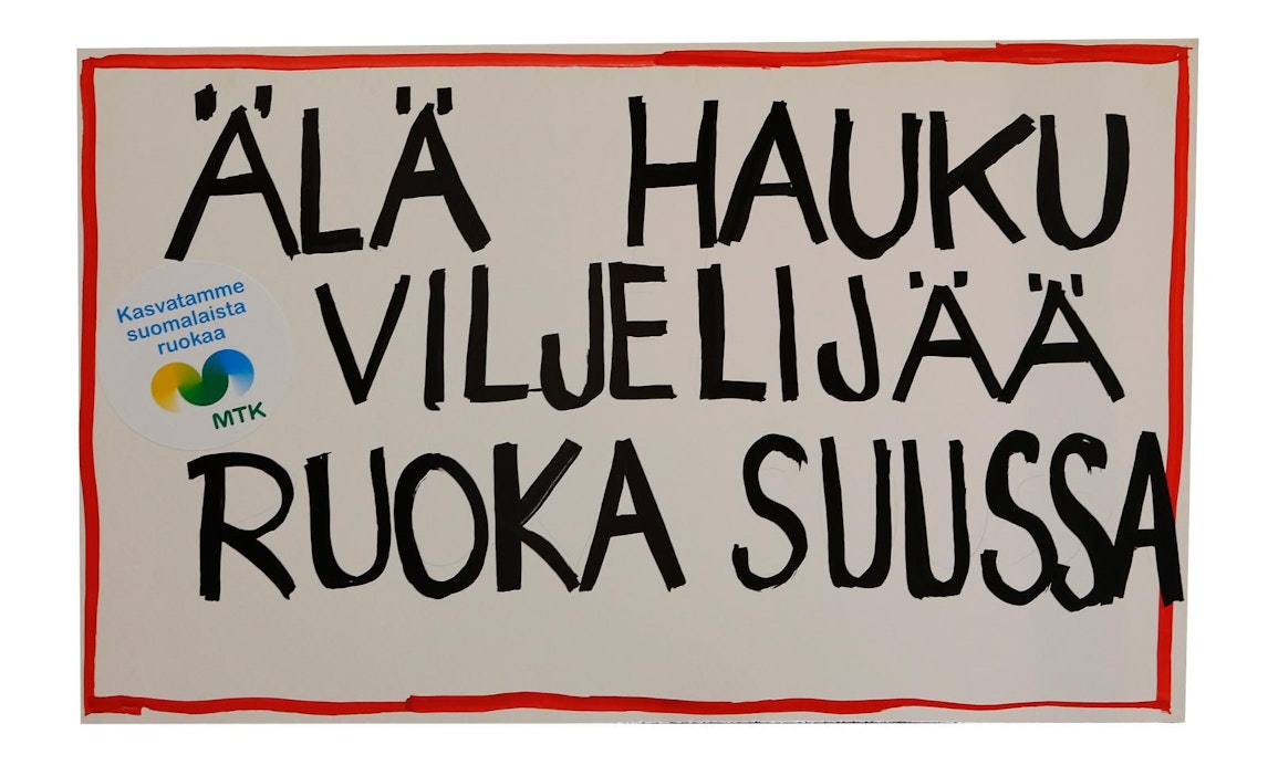 MTK:n toimistolla maalattiin kylttejä traktorimarssia varten torstaina.
