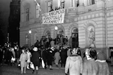 "Hulluna vuotena " 1968 tapahtui paljon: Suomeen synnytettiin ensimmäinen tulopoliittinen sopimus, Tsekkoslovakia miehitettiin, opiskelijat valtasivat yliopistoja ympäri Eurooppaa, Pastori Martin Luther King ammuttiin ja senaattori Robert Kennedy murhattiin. Kuva vuoden 1968 marraskuulta, jolloin opiskelijat valtasivat Vanhan ylioppilastalon.