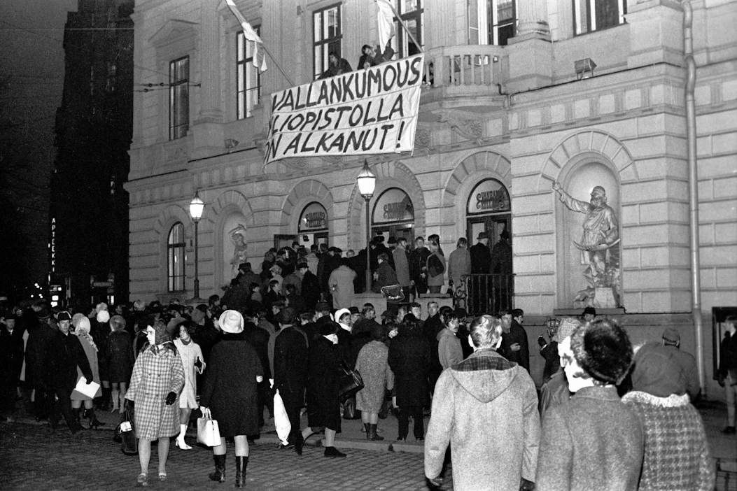 "Hulluna vuotena " 1968 tapahtui paljon: Suomeen synnytettiin ensimmäinen tulopoliittinen sopimus, Tsekkoslovakia miehitettiin, opiskelijat valtasivat yliopistoja ympäri Eurooppaa, Pastori Martin Luther King ammuttiin ja senaattori Robert Kennedy murhattiin. Kuva vuoden 1968 marraskuulta, jolloin opiskelijat valtasivat Vanhan ylioppilastalon.