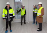 Uutta ja jännittävää. Hoasin uudisrakennuskohteista vastaava projektipäällikkö Anneli Keränen, valvoja Reino Parviainen, työnjohtaja Tommi Hirsivaara  ja toimitusjohtaja Matti Tarhio esittelivät Otaniemen Miestentielle juuri valmistunutta kaverikaksiota yhteisellä keittiöllä.