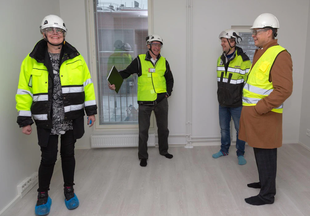 Uutta ja jännittävää. Hoasin uudisrakennuskohteista vastaava projektipäällikkö Anneli Keränen, valvoja Reino Parviainen, työnjohtaja Tommi Hirsivaara ja toimitusjohtaja Matti Tarhio esittelivät Otaniemen Miestentielle juuri valmistunutta kaverikaksiota yhteisellä keittiöllä.
