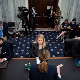Entinen Facebookin työntekijä Frances Haugen (keskellä) puhui Yhdysvaltain senaatin valiokunnassa, joka käsittelee sosiaalisen median turvallisuutta. LEHTIKUVA / AFP