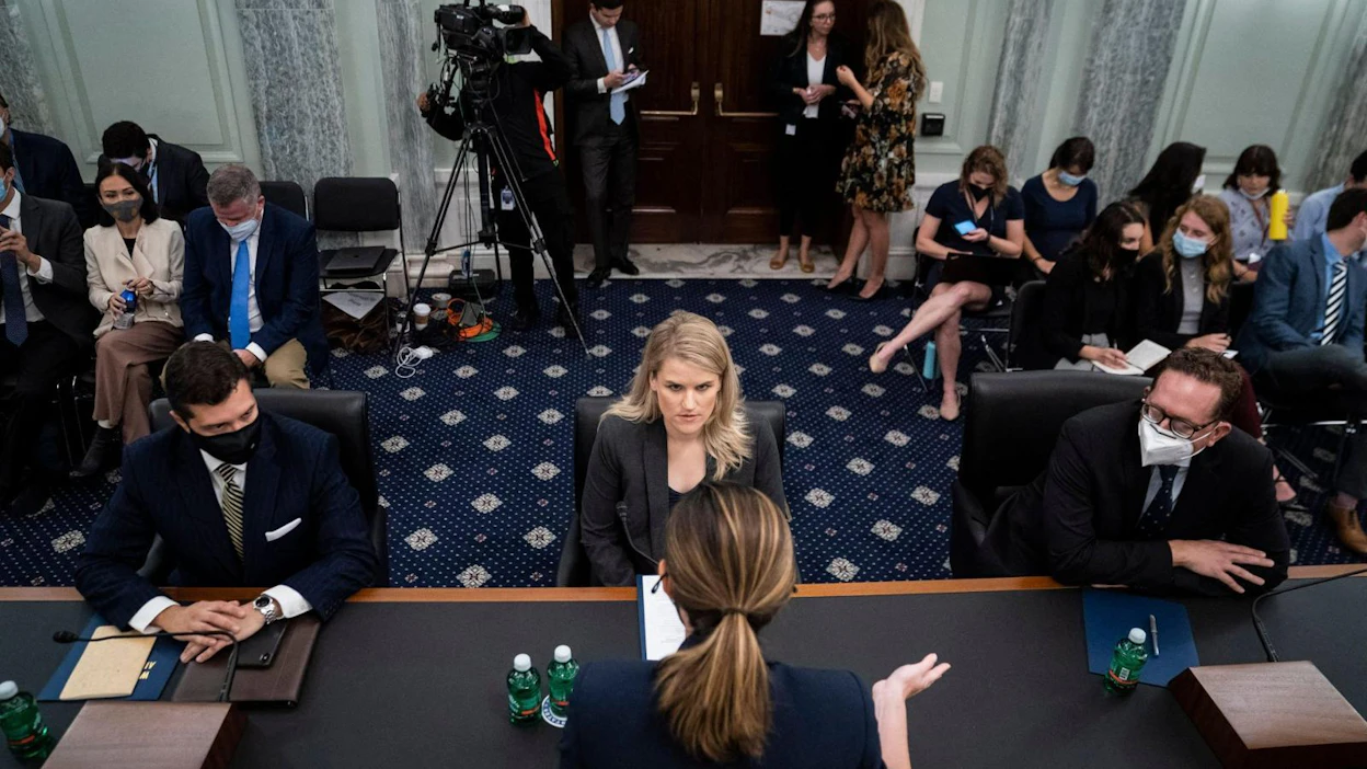 Entinen Facebookin työntekijä Frances Haugen (keskellä) puhui Yhdysvaltain senaatin valiokunnassa, joka käsittelee sosiaalisen median turvallisuutta. LEHTIKUVA / AFP