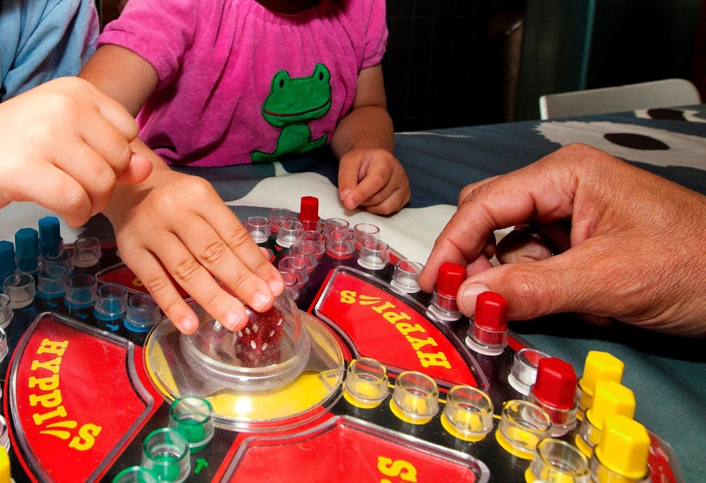 Kuka lastenlasten kanssa viettää aikaa, isän vai äidin vanhemmat?