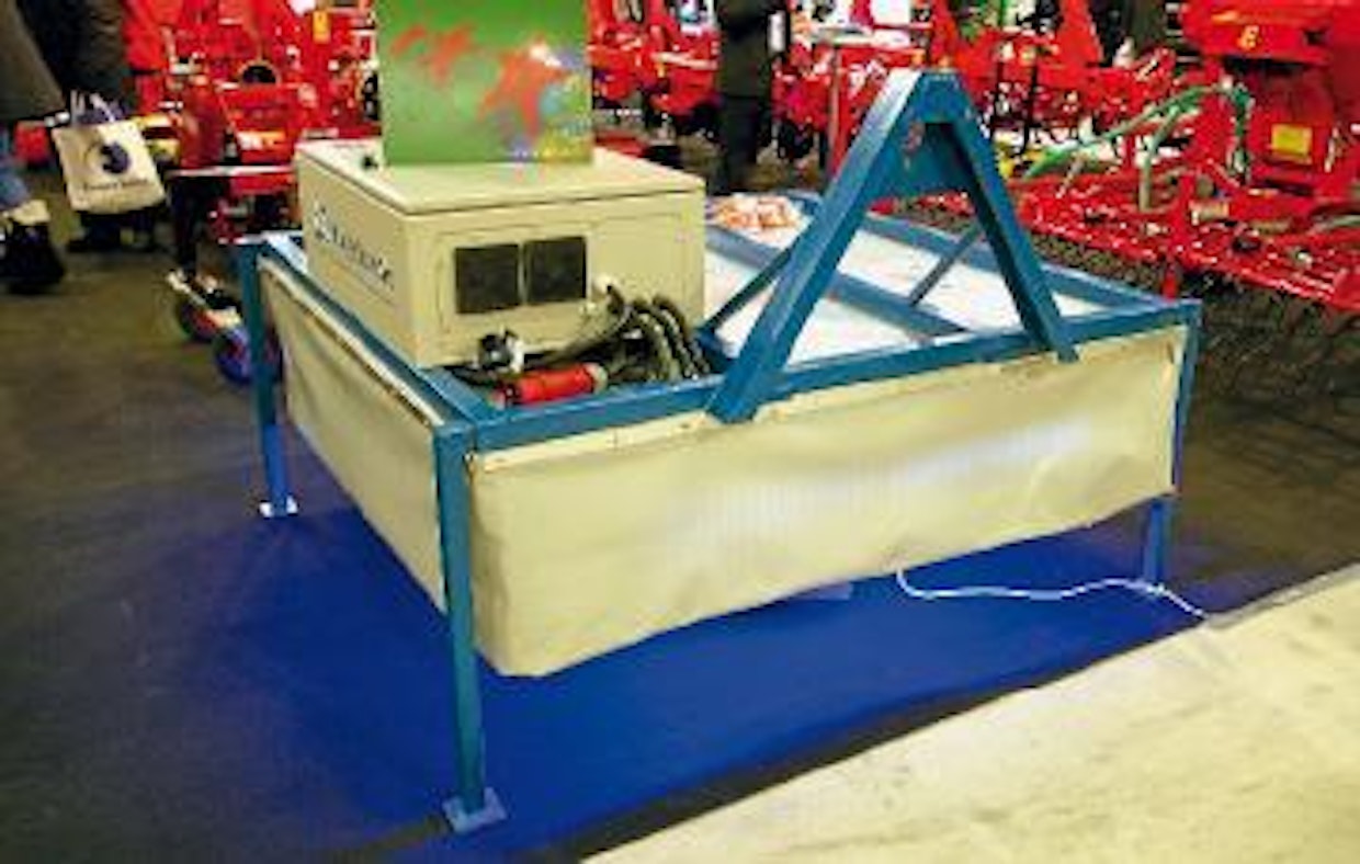 UV Green Power on tanskalaisen Yding Smedien kehittämä ”ultra- violettivalolevitin”, jolla edistetään kasvua ja torjutaan sienitauteja. Traktorin takanostolaitteeseen kytkettävässä kehikossa on uv-valoa tuottavia loisteputkia, joiden välinen etäisyys on säädettävissä kasvi- rivien mukaiseksi. Loisteputket saavat sähkön traktorin etunosto- laitteeseen kiinnitetystä generaattorista. Uv-käsittelyn on todettu tehoavan perunaruttoon ja sekä sipulien, salaattien että mansikoiden homeisiin. Torjuntatuloksen varmistamiseksi valohoito on annettava päivittäin. (HH)